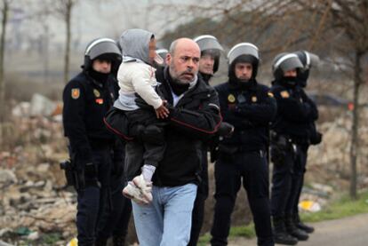 Fuerza policiales impedían ayer que los residentes del Gallinero se acercasen al incendio.