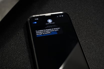 Un mensaje anuncia la llegada de un pedido a través de un mensaje de SMS, pero el usuario no está esperando ningún pedido, en la pantalla de un celular en Ciudad de México, el 9 de septiembre de 2024.