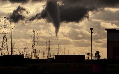 Un tornado se acerca a una zona residencial en Roseville, California.