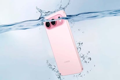 Nuevo teléfono Honor 500 sumergido en agua