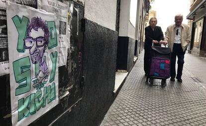 Una de las caricaturas de Jose María González 'Kichi' que han sido colgadas en las calles de Cádiz.