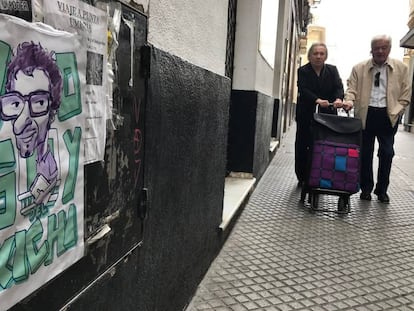 Una de las caricaturas de Jose María González 'Kichi' que han sido colgadas en las calles de Cádiz.