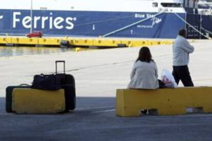 Una mujer espera sentada en un banco en el puerto de El Pireos durante la huelga de 48 horas, en Atenas, en Grecia.