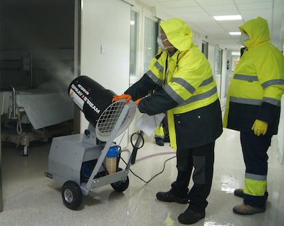 Imágenes de la desinfección del Hospital Ruber Internacional el 22 de abril.