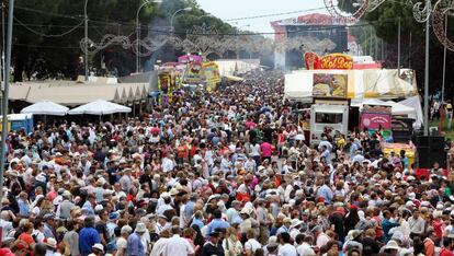 Una multitud pasea por la Pradera de San Isidro en las fiestas de 2017.