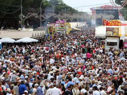 Una multitud pasea por la Pradera de San Isidro en las fiestas de 2017.