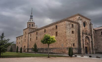 Exteriories del monasterio de San Millán de Yuso, construido en el año 1053 y cuna del español. Está habitado por frailes agustinos recoletos y puede ser visitado.