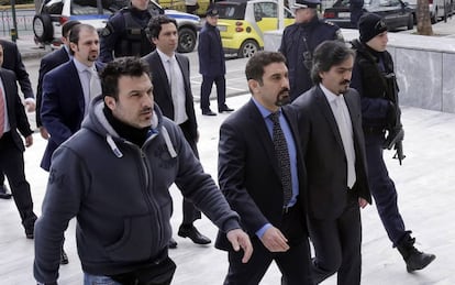 Los militares turcos acusados por el Gobierno turco de participar en el fallido golpe de Estado, saliendo de la corte suprema griega en Atenas este jueves. 
