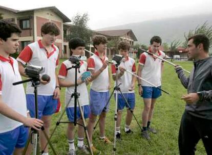 Grabación de las prácticas de lanzamiento de jabalina en el colegio Erain.