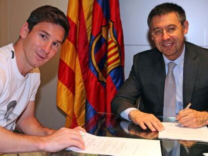 Messi firma la mejora de su contrato, junto a Bartomeu.