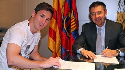 Messi firma la mejora de su contrato, junto a Bartomeu.