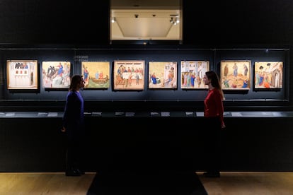 Dos visitantes contemplan varias tablas de la 'Maestá', del pintor Duccio, en la exposición 'Siena: el despertar de la pintura', de la National Gallery de Londres.