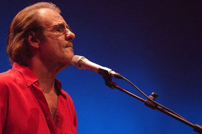 El cantautor Luis Eduardo durante el concierto en el teatro Karl Marx de La Habana.