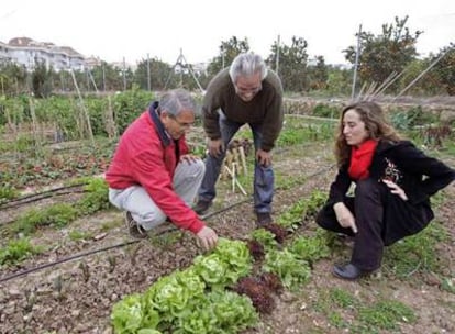 La concejal de Altea Carolina Punset, con un adjudicatario de las parcelas para huertos urbanos.