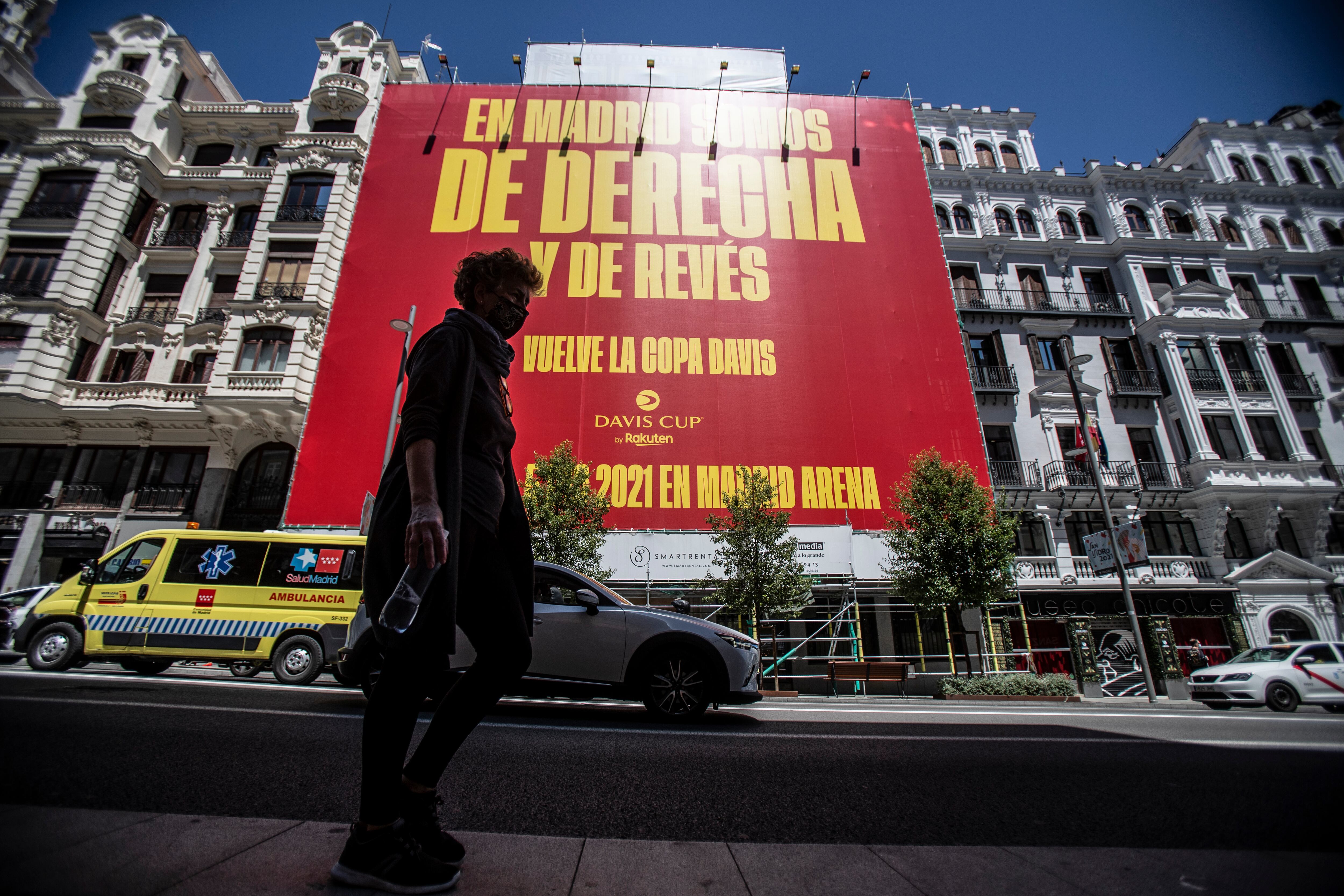 Cartel promocional de la Copa Davis en la Gran Vía de Madrid, en mayo de 2021.