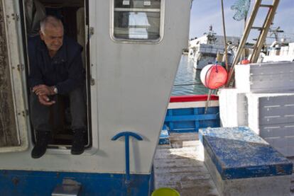 Juan Hernández, maquinista del <i>Nuevo Cabo Negro,</i> en el puerto de Barbate (Cádiz).