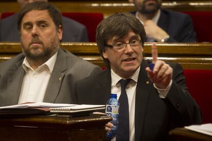 Carles Puigdemont i Oriol Junqueras, d'ERC, el seu soci de Govern, al Parlament.