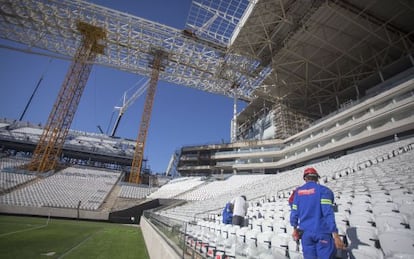 Operários trabalham na construção da Arena Corinthians.