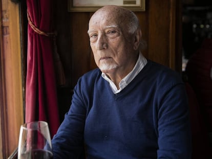 Manuel Vicent, ayer, en el Café Gijón de Madrid.