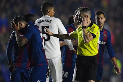 El árbitro, Iglesias Villanueva, escucha el VAR durante el partido de La Liga entre el Levante UD y el Real Madrid.