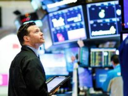 Intermediarios financieros observan el desarrollo del mercado en la Bolsa de Nueva York.