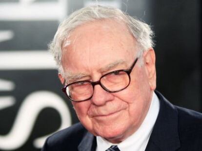 FILE PHOTO - Investor Warren Buffet arrives for the premiere of the film "Wall Street: Money Never Sleeps" in New York