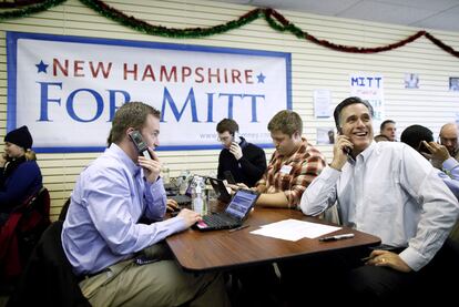 Mitt Romney, a la derecha, hace campaña junto con algunos voluntarios en New Hampshire.