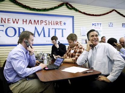 Mitt Romney, a la derecha, hace campaña junto con algunos voluntarios en New Hampshire.