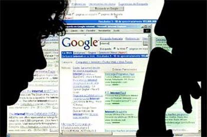 Dos usuarios consultan una página del buscador Google.