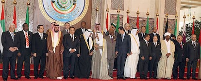 Foto de familia de la reunión en Kuwait, con el presidente palestino, Mahmud Abbas, el primero a la izquierda.