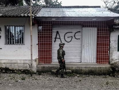 Un militar pasa al frente de las marcas del Clan del Golfo, en La Colonia, Valle del Cauca, el 18 de mayo de 2022.