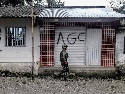 Un militar pasa al frente de las marcas del Clan del Golfo, en La Colonia, Valle del Cauca, el 18 de mayo de 2022.