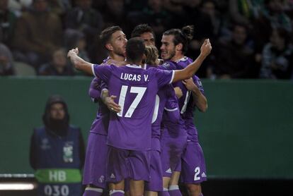 Los jugadores del Real Madrid celebran el primer gol. 