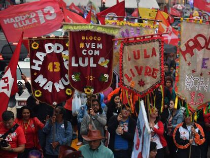 Simpatizantes de Haddad, en un acto de la campaña electoral en Sao Paulo.