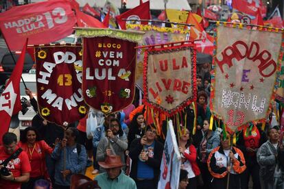 Simpatizantes de Haddad, en un acto de la campaña electoral en Sao Paulo.