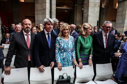 Desde la izquierda, el exvicepresidente de la Comunidad de Madrid, Pedro Rollán; los expresidentes de la Comunidad de Madrid, Ángel Garrido, Cristina Cifuentes y Esperanza Aguirre, y el exalcalde de Madrid Alberto Ruiz Gallardón.