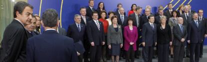 Rodríguez Zapatero, de perfil, y José Manuel Durão Barroso (cuarto por la derecha, en  la primera fila), antes de la foto de familia con la Comisión Europea en El Pardo.