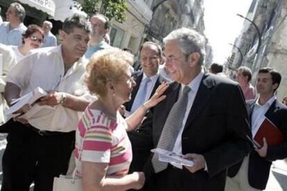 Emilio Pérez Touriño reparte propaganda electoral en una calle de Vigo.