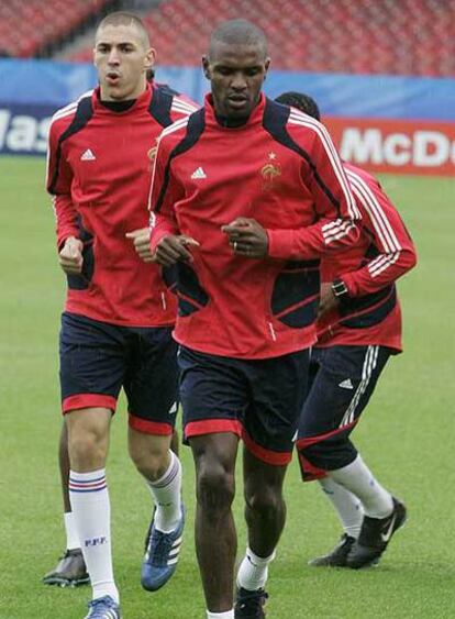 Abidal, en primer plano, y Benzema, se entrenan ayer.