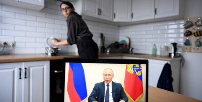 una mujer escucha el discurso de Putin en el que ha decretado 30 días de vacaciones pagadas para todos los rusos.