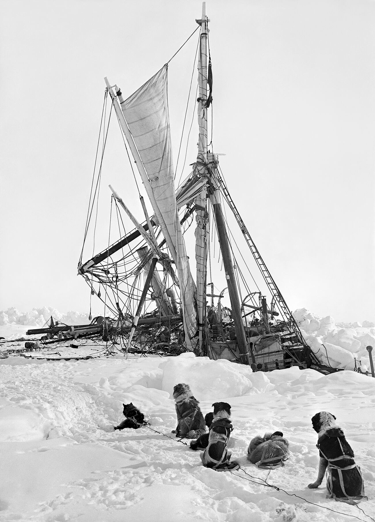 El 'Endurance', aprisionado por el hielo, a 300 millas de tierra firme.