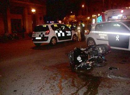 La moto, de gran cilindrada, tirada en el suelo junto a un charco de sangre.