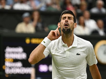 Novak Djokovic se dirige a la grada de Londres durante la semifinal contra Sinner.