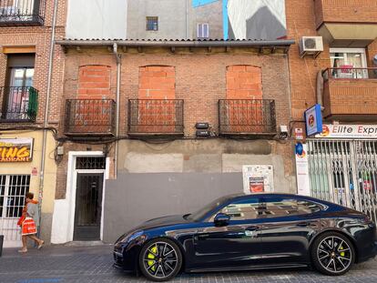 Uno de los coches de lujo incautados a la puerta del bloque en el que vivían los detenidos.