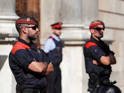 Mossos d'Esquadra delante del palacio de la Generalitat.