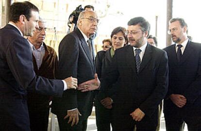 Juan José Ibarretxe saluda a José Blanco en presencia de José Saramago (en el centro).