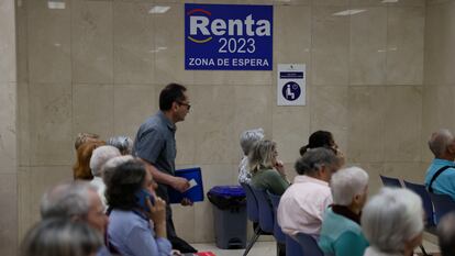 Vista de la sala de atención presencial de la declaración de la renta en oficinas este lunes.