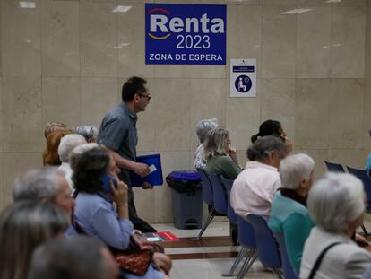 Sala de atención presencial para la declaración de la renta en una oficina de la Agencia Tributaria.