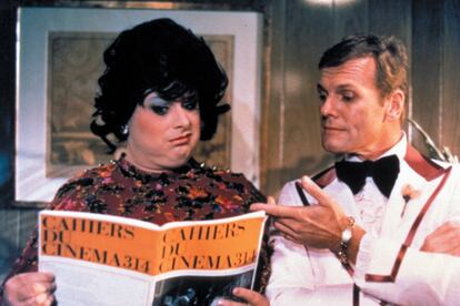Divine y Tab Hunter, en 'Polyester' (1981), en la que el director John Waters introdujo el Odorama.