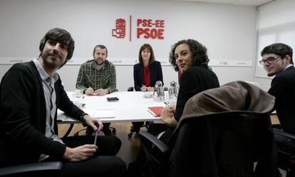 Nagua Alba y Eduardo Maura, de Podemos Euskadi, en la reunión que han mantenido en la sede del PSE de Bilbao con Idoia Mendia.